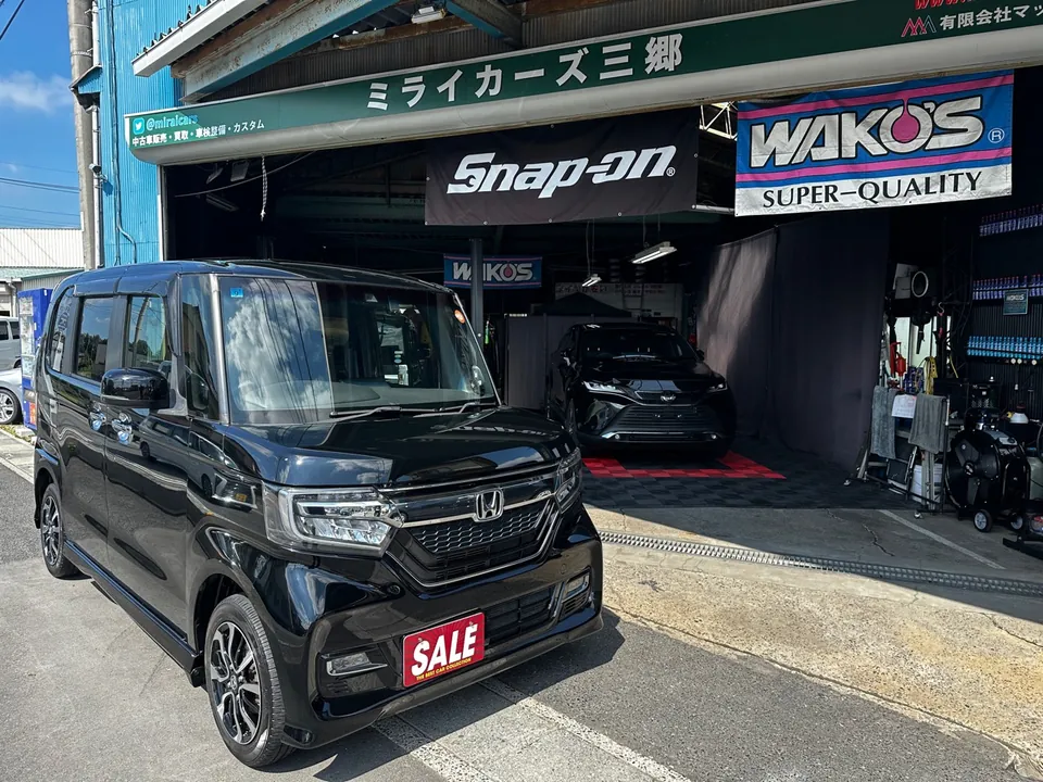 ミライカーズ三郷の店舗前に停めた、オークション仕入れの黒いホンダ車。