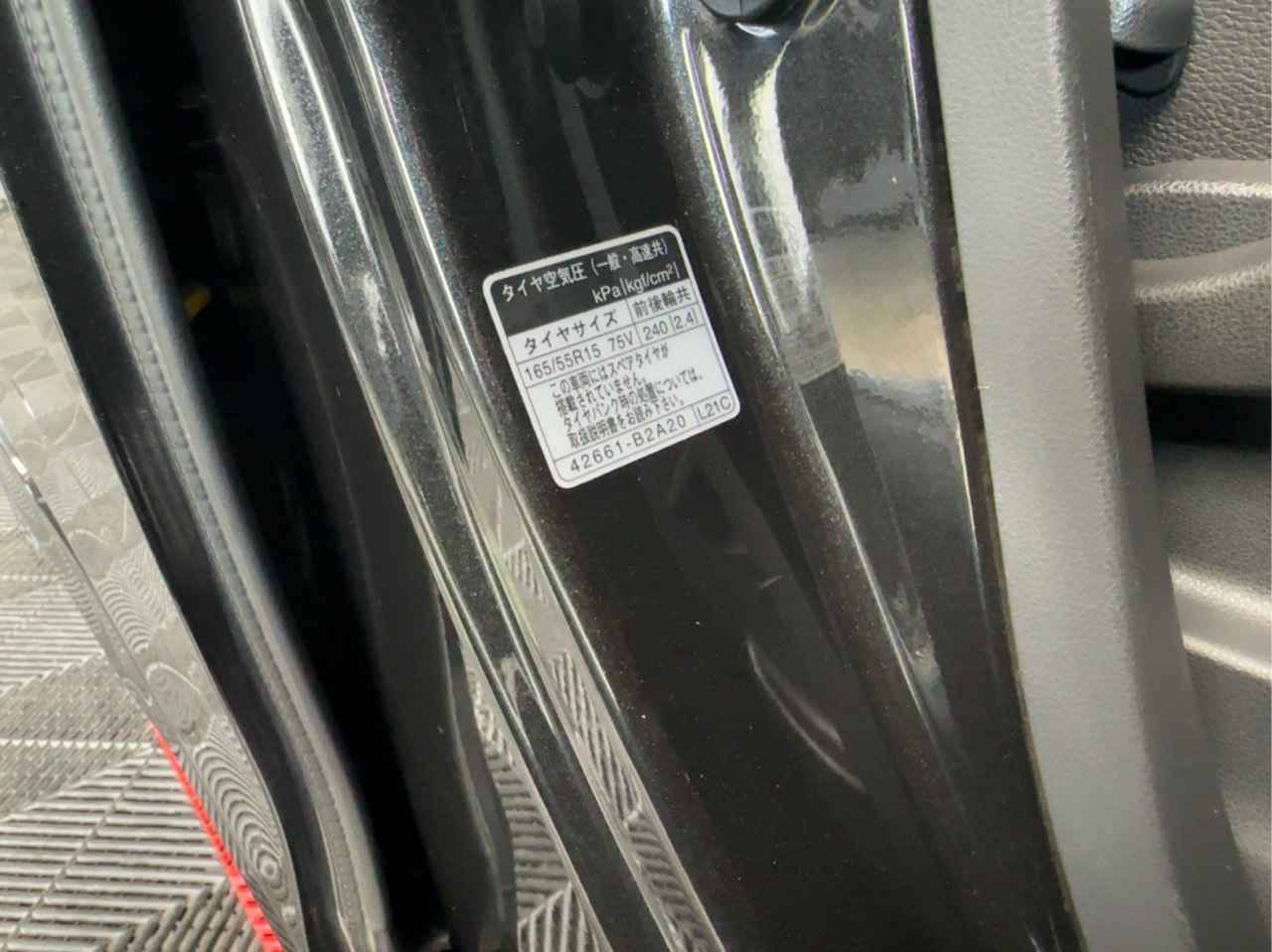 ドアを開けたところにある指定空気圧ラベル。表示は165/55R15 75V、前後輪とも240kPa。