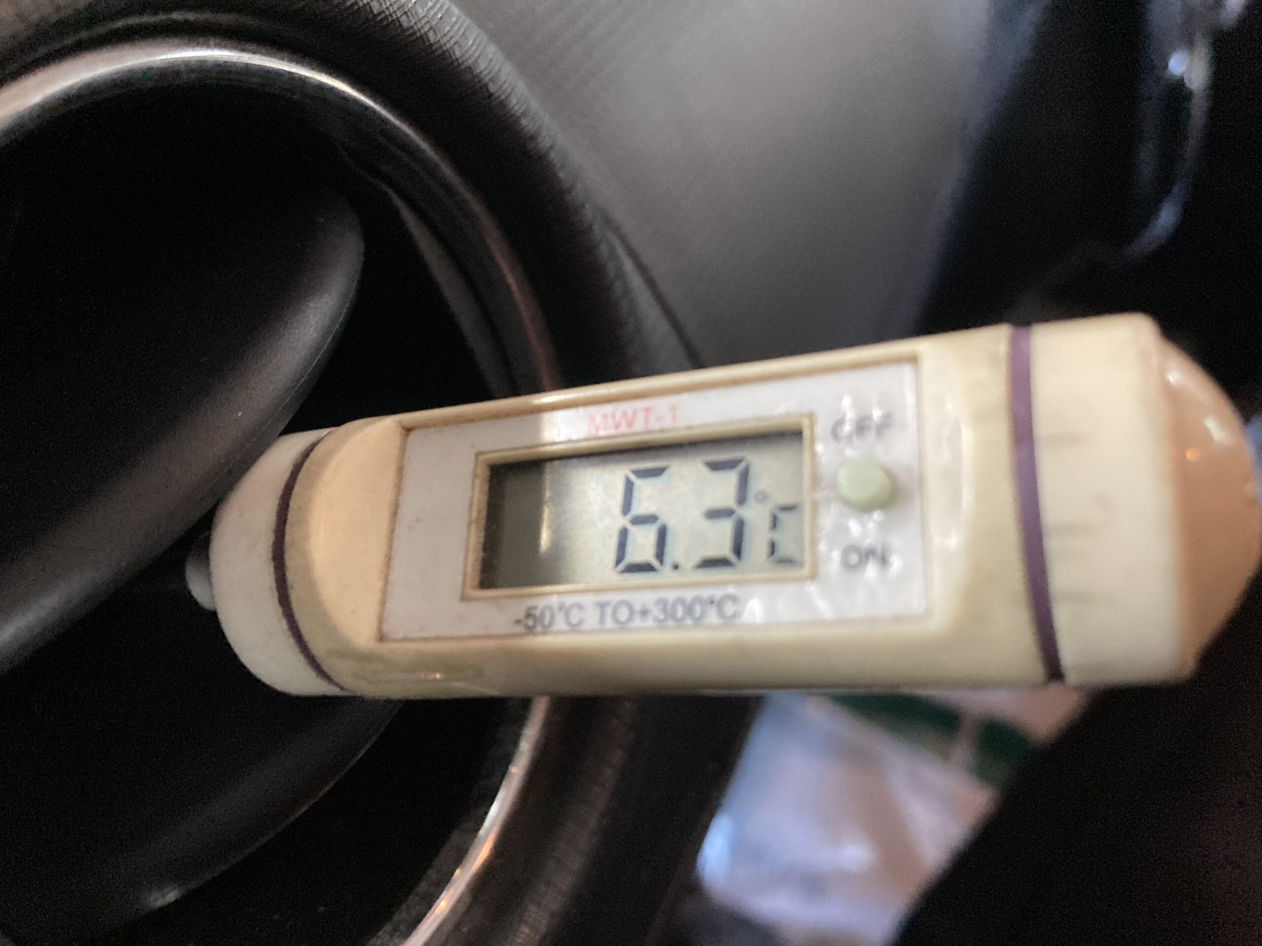 車のエアコン吹き出し口に温度計を差し、6.3℃と表示されている測定例。