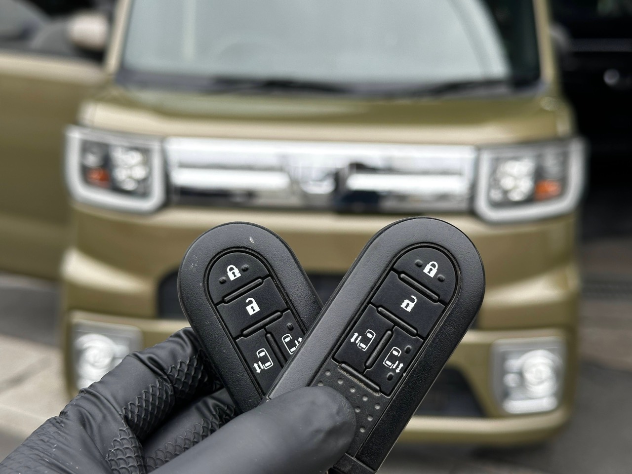 車両の前で手に持ったスマートキー2本。N-BOX JF1全紛失の過去事例とは別の作業の参考写真。